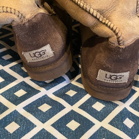 Ugg Bailey Button Boot - Picture 2 of 7